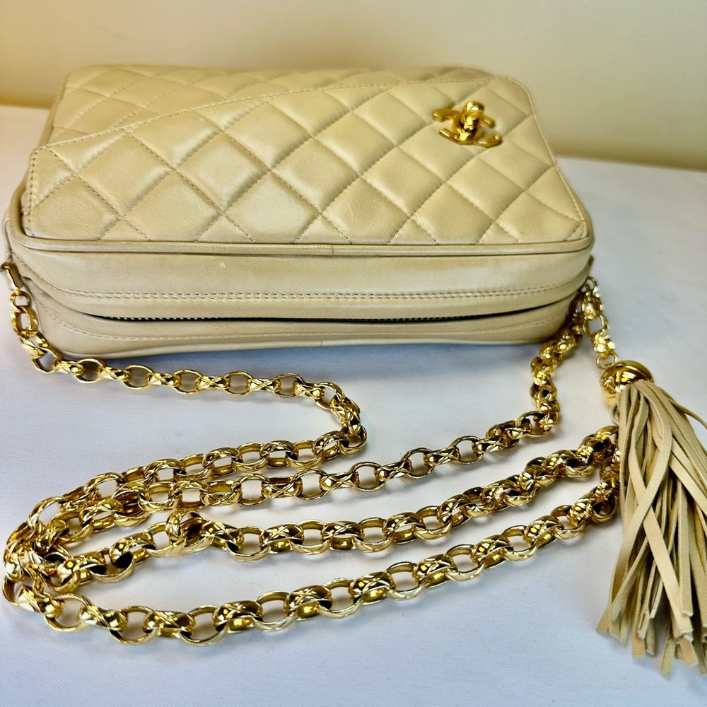CHANEL Cream Quilted Bag with Gold Chain - Picture 12 of 16